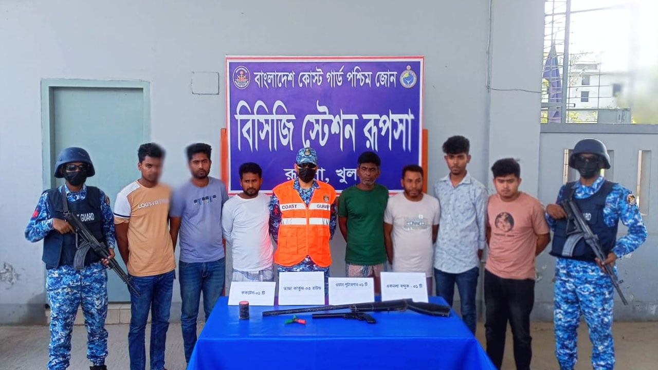 খুলনায় কোস্ট গার্ডের অভিযানে অস্ত্র গুলি সহ ৭ সন্ত্রাসী আটক