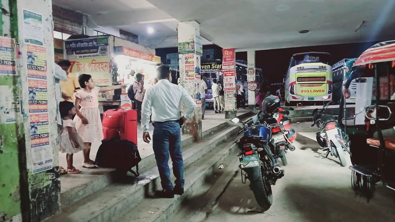 ঈদে ঘরমুখো মানুষের ঢল, ফিরতি টিকিট নিয়ে দুশ্চিন্তায়