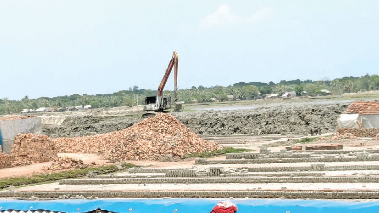 ইটভাটা চালু রাখতে বন্ধ হলো চার গ্রামের একমাত্র হাইস্কুল