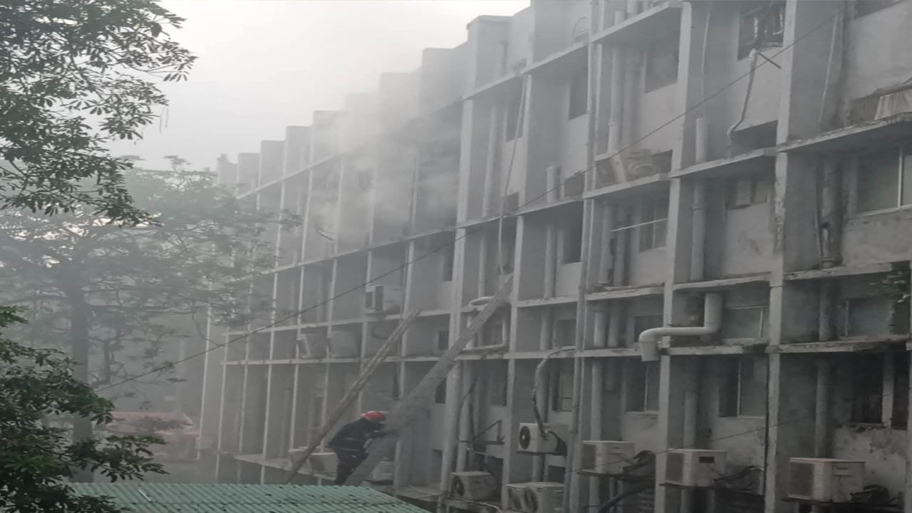 খুলনা মেডিকেল কলেজের আগুন নিয়ন্ত্রণে, আহত ৫