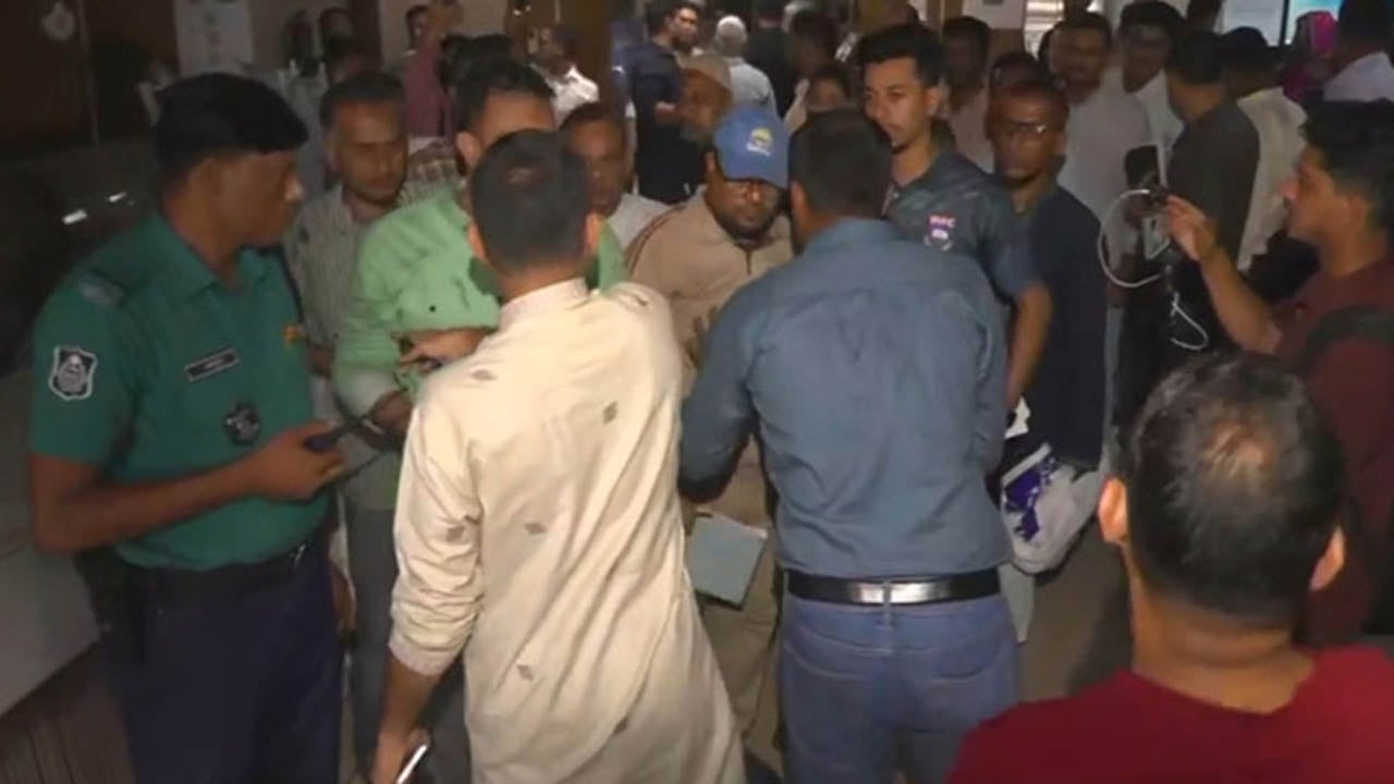 খাতুনগঞ্জে একীভূত পাঁচ ব্যাংকে তালা দিলেন গ্রাহকরা
