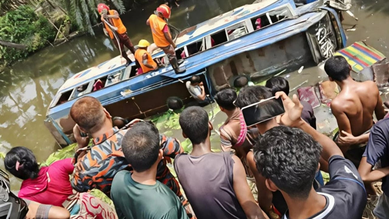 নিয়ন্ত্রণ হারিয়ে পুকুরে বাস, এক যাত্রীর মৃত্যু