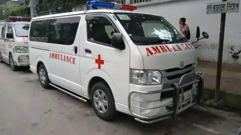 দেড় ঘণ্টা যানজটে আটকা পড়ে অ্যাম্বুলেন্সেই রোগীর মৃত্যু