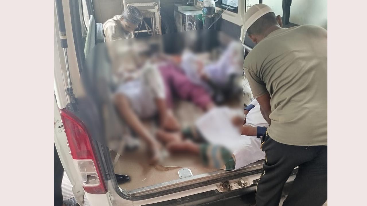 খুলনায় লরি-মাহিন্দ্রা সংঘর্ষে নিহত ৩, আহত ৪