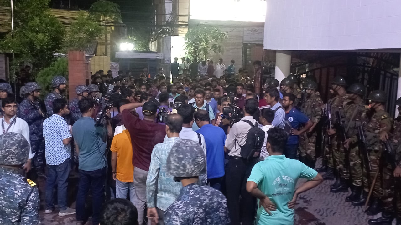 প্রেসক্লাবের ভেতরে প্রেস সচিব, বাইরে বিক্ষোভ ও আলোচনা শেষে যে সমাধান