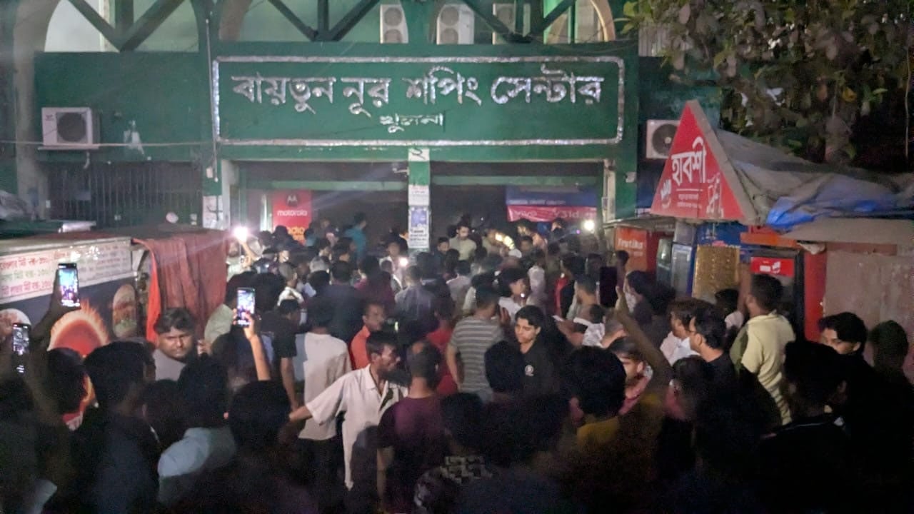 খুলনায় মধ্যরাতে শপিং সেন্টারে আগুনে ক্ষতিগ্রস্ত ১২ দোকান