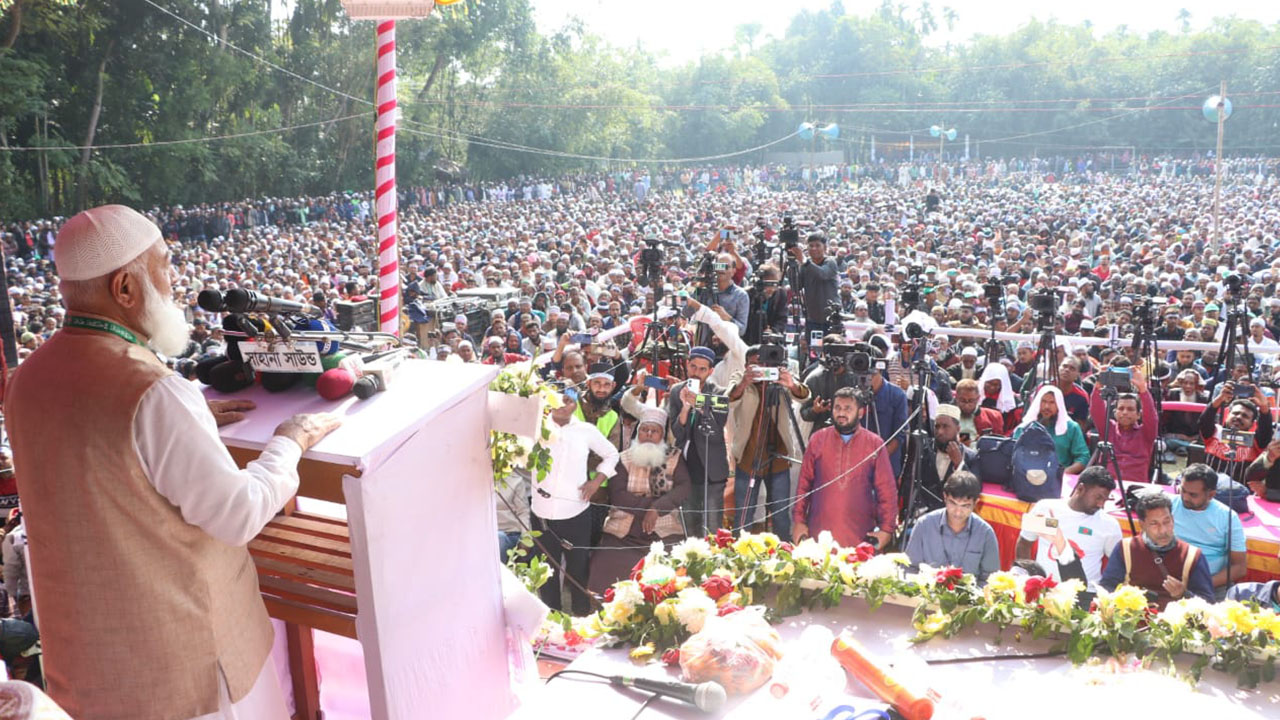 ‘শেখ হাসিনা দেশের প্রধানমন্ত্রী নয় ভারতের সেবাদাসী’