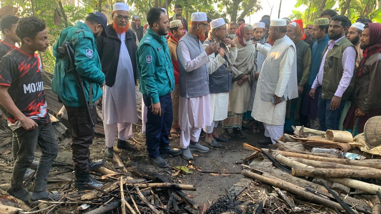 খুলনায় গভীর রাতে দাঁড়িপাল্লার সমর্থকের বাড়িতে আগুন