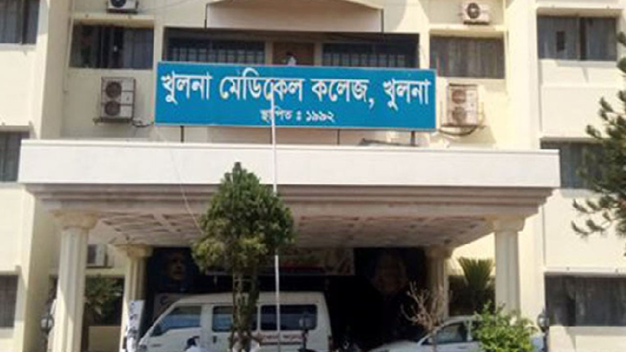 মোবাইল নিয়ে বিরোধ, যুবককে কুপিয়ে হত্যাচেষ্টা