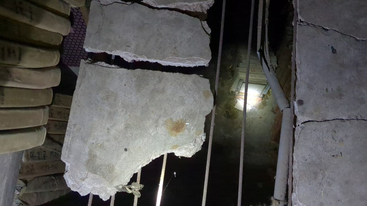 টানা বর্ষণে ধসে পড়লো খুলনা সাব রেজিস্ট্রি অফিসের ছাদ