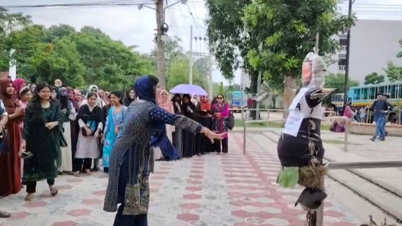 খুবি শিক্ষকের বিরুদ্ধে যৌন হয়রানির অভিযোগে প্রতিবাদ কর্মসূচি
