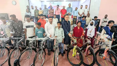 সাইকেলের দুই চাকায় জ্বলে শিক্ষার স্বপ্ন