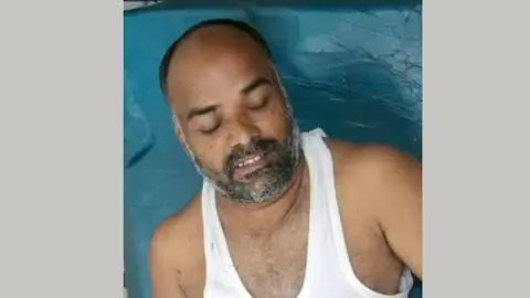 খুলনায় ছিনতাইকারীর হামলায় আহত পুলিশ পরিদর্শককে ঢাকায় স্থানান্তর