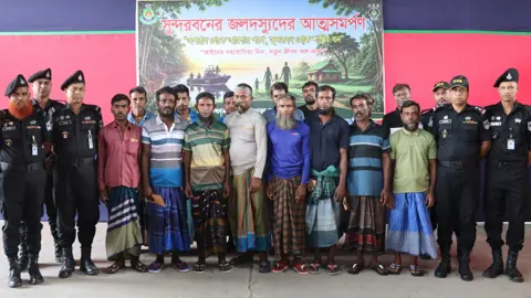 সুন্দরবনে আলিফ বাহিনীর ১৫ জলদস্যুর আত্মসমর্পণ
