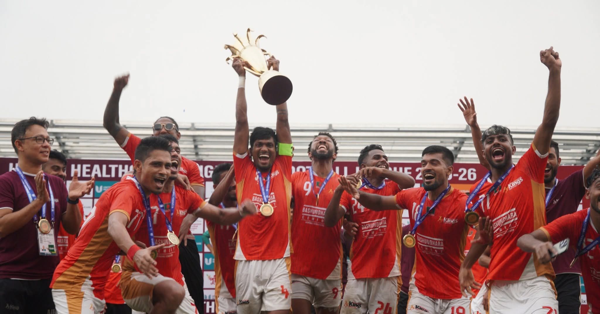 জয়ে ট্রফি উদযাপন কিংসের রানার্সআপ আবাহনী
