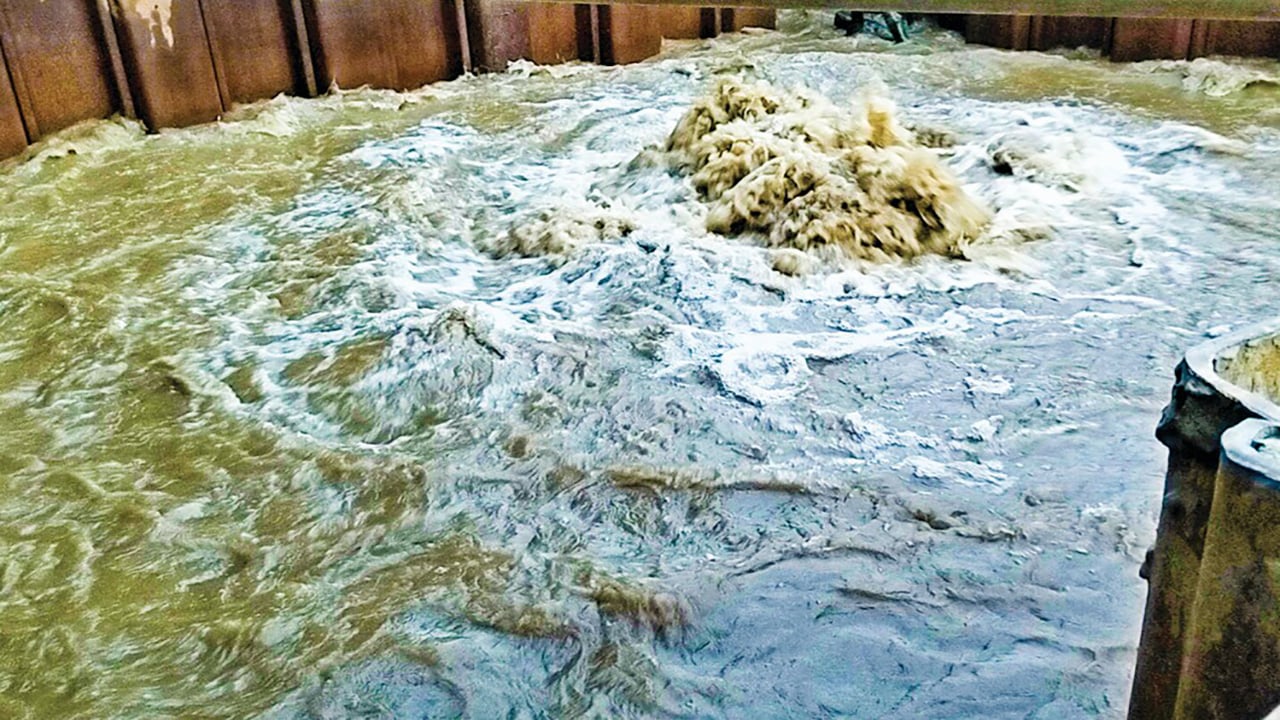 আড়িয়াল খাঁ নদের তলদেশে তিতাসের পাইপলাইনে লিকেজ