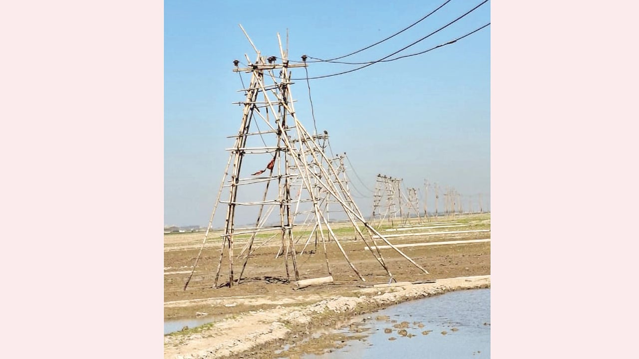 অষ্টগ্রামে বাঁশের খুঁটিতে হাইভোল্টেজের বিদ্যুৎ লাইন, ঝুঁকিতে স্থানীয়রা