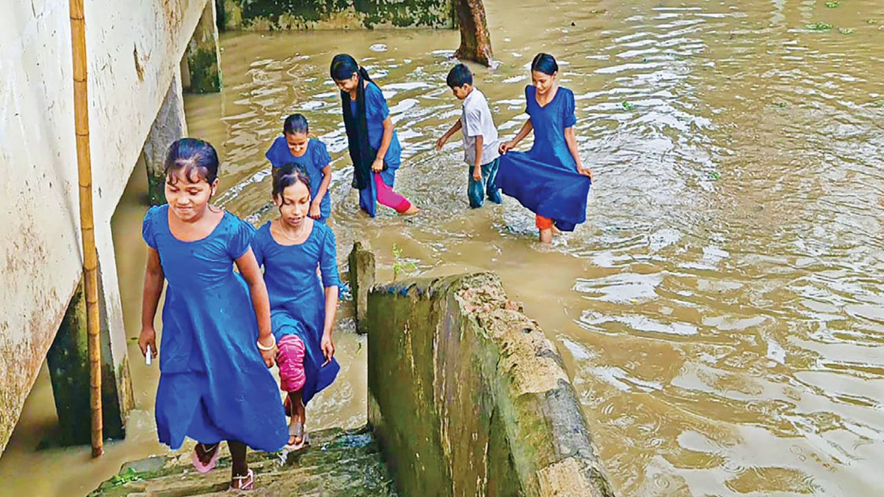 কোমরপানি মাড়িয়ে নিকলীতে বিদ্যালয়ে যায় শিশুরা