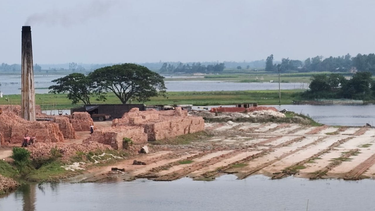 শিক্ষাপ্রতিষ্ঠানের পাশে ইটভাটা, শ্বাসকষ্টে ভুগছে শিক্ষার্থীরা
