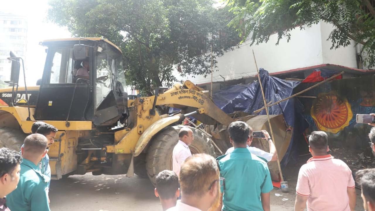 জবির আশপাশে অবৈধ দোকান উচ্ছেদে ডিএসসিসির অভিযান