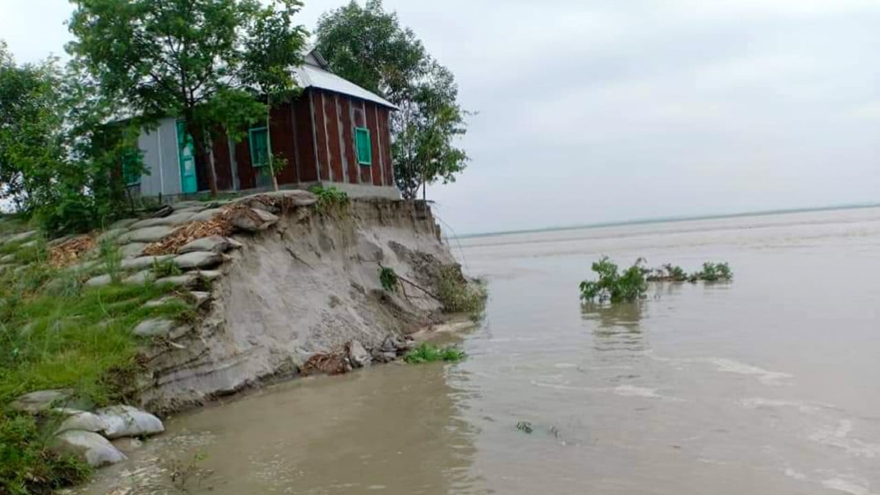 যমুনার ভাঙন আতঙ্কে কাজীপুরের মানুষ