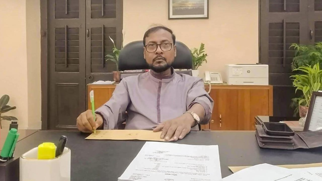 ফাইলজট কমাতে জবি উপাচার্যের ব্যতিক্রমী উদ্যোগ