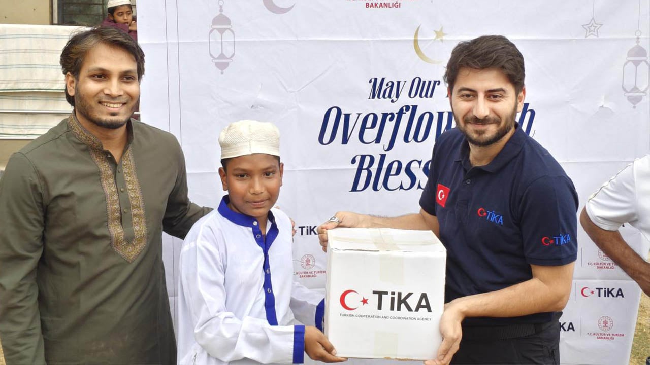 রায়পুরায় এতিম শিক্ষার্থীর মাঝে তুর্কি জনগণের খাদ্যসামগ্রী বিতরণ