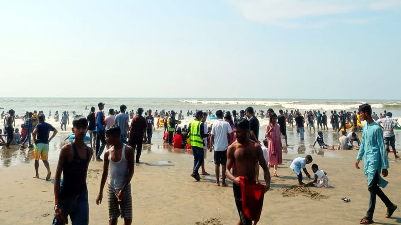 সমুদ্রের লোনাপানিতে পর্যটকদের হুল্লোড়