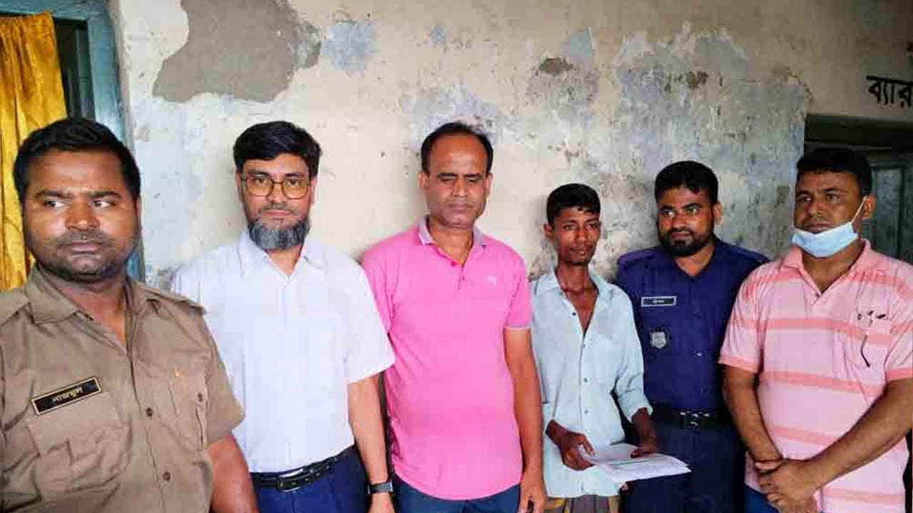 আন্তঃনগর ট্রেনের টিকিটসহ কালোবাজারি আটক