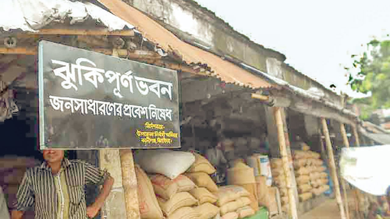 কালীগঞ্জে পরিত্যক্ত ভবনে ঝুঁকি নিয়ে ব্যবসা