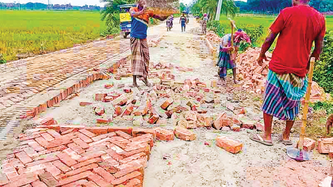 কালীগঞ্জে সড়কে পিচ ও পাথর খুঁড়ে তৈরি হচ্ছে ইটের রাস্তা