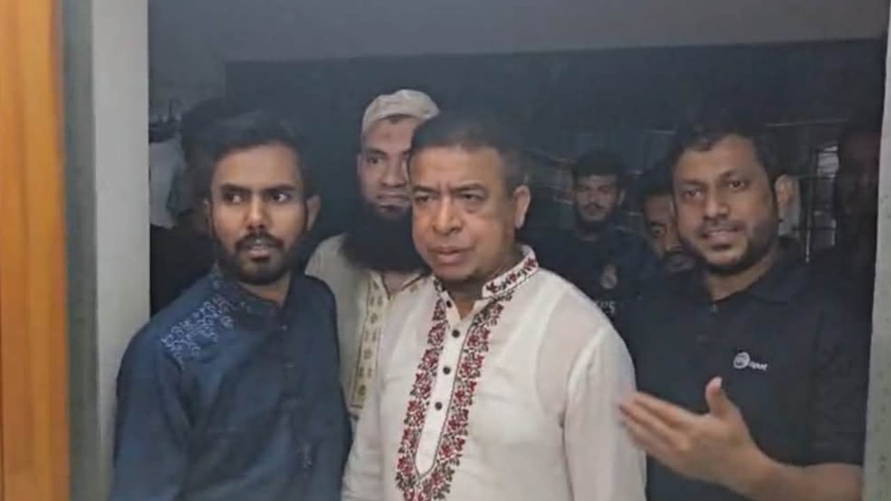 ঢাকা কলেজের আবাসিক হলে মধ্যরাতে অভিযান