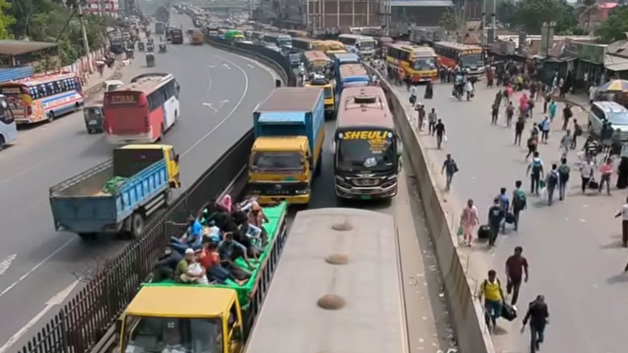ঢাকা-টাঙ্গাইল মহাসড়কে ধীরগতিতে চলছে যানবাহন