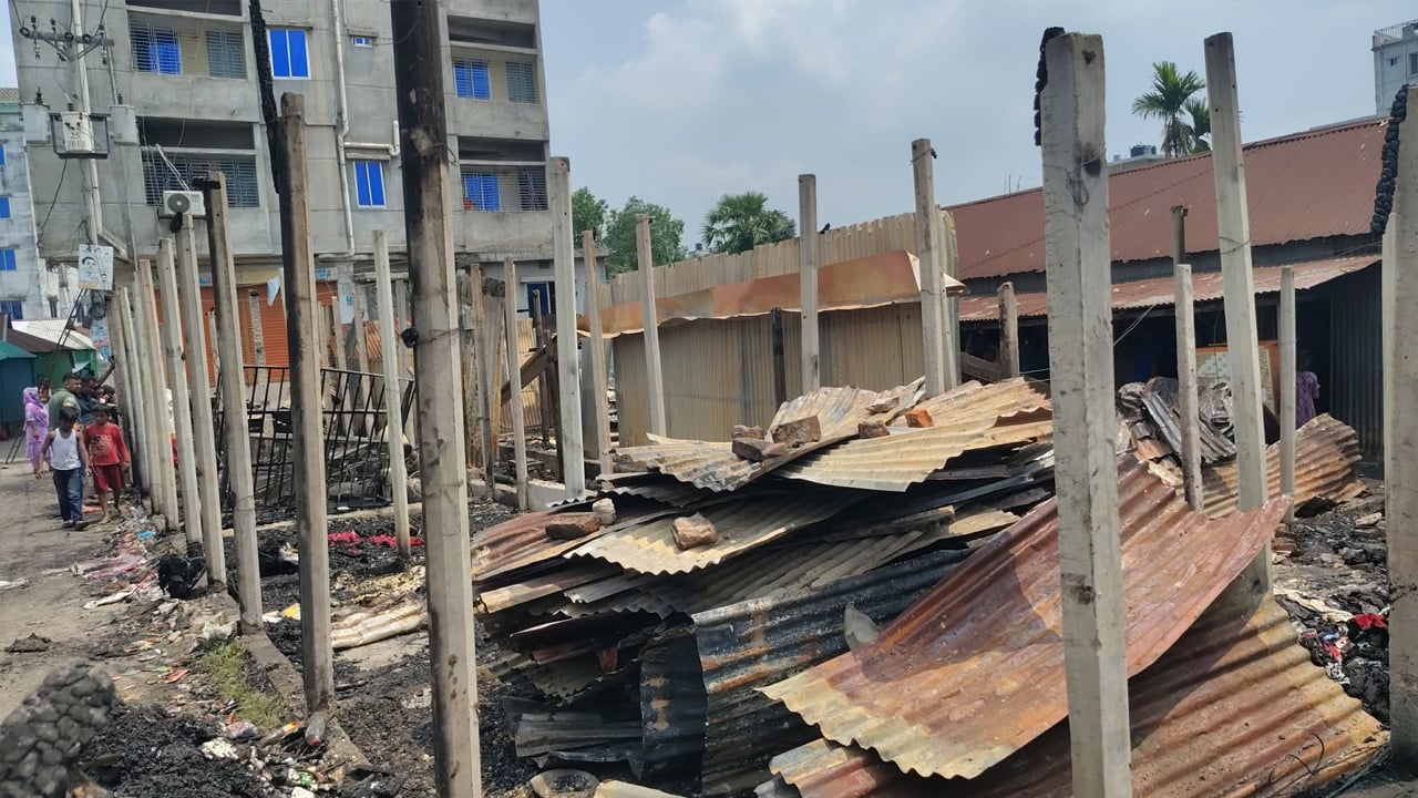 কালিয়াকৈরে অগ্নিকাণ্ডে ২০ টি ঘর পুড়ে ছাই