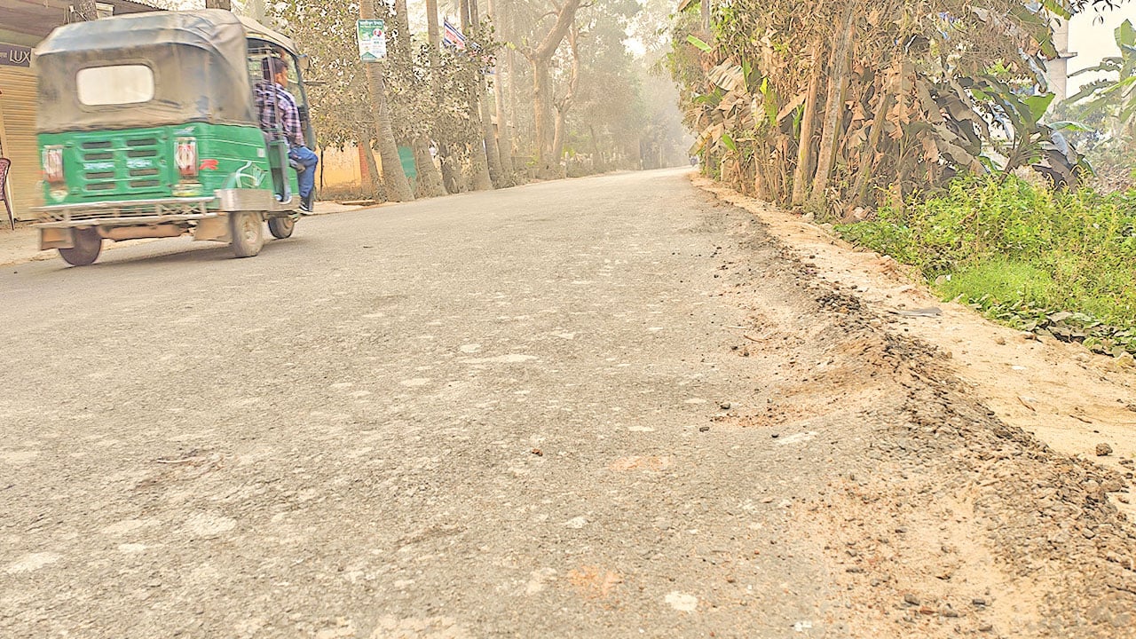 ১৮ দিনেই দেবে গেছে ১৮ কোটি টাকার সড়ক