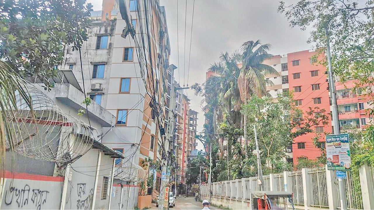 আইন লংঘন করে কুমিল্লায় গড়ে উঠছে বহুতল ভবন