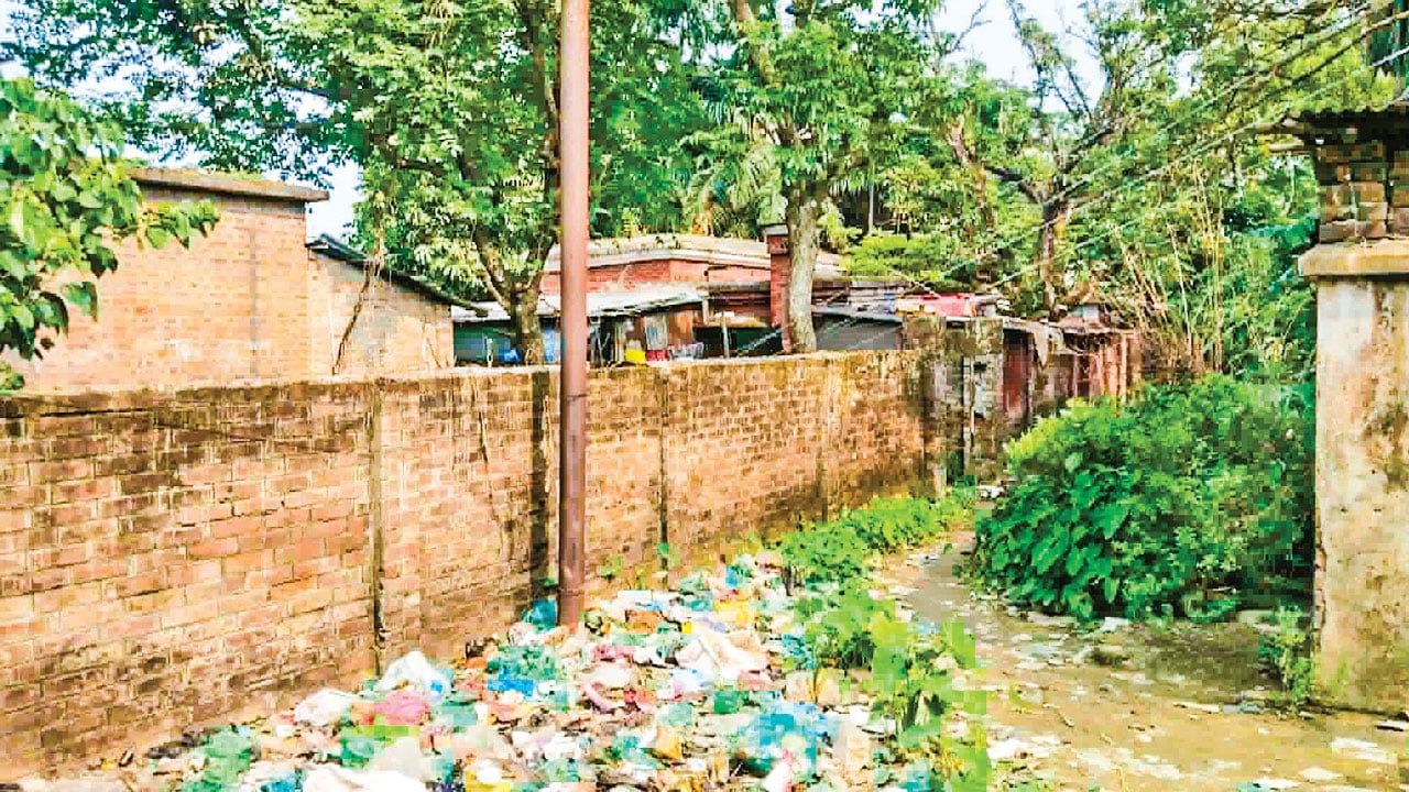 কুমিল্লা রেলওয়ের পরিত্যক্ত বাসাবাড়ি এখন বহিরাগতদের দখলে