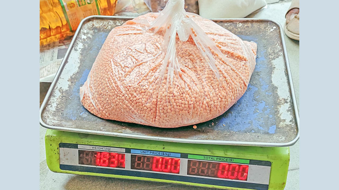 কুমিল্লায় টিসিবির পণ্যে কেজিতে দেওয়া হচ্ছে ১০০ গ্রাম কম