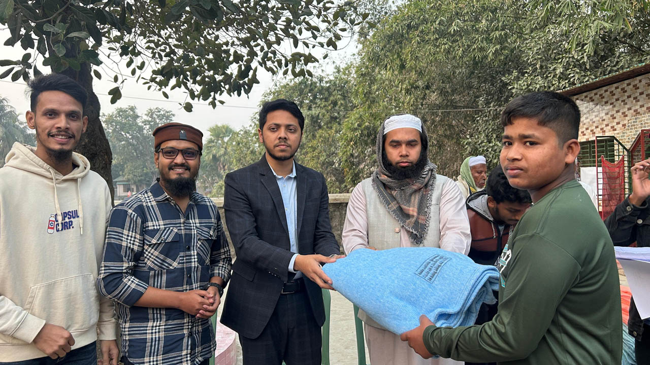 কুমিল্লা বৈষম্যবিরোধী ছাত্র আন্দোলনের শীতবস্ত্র বিতরণ