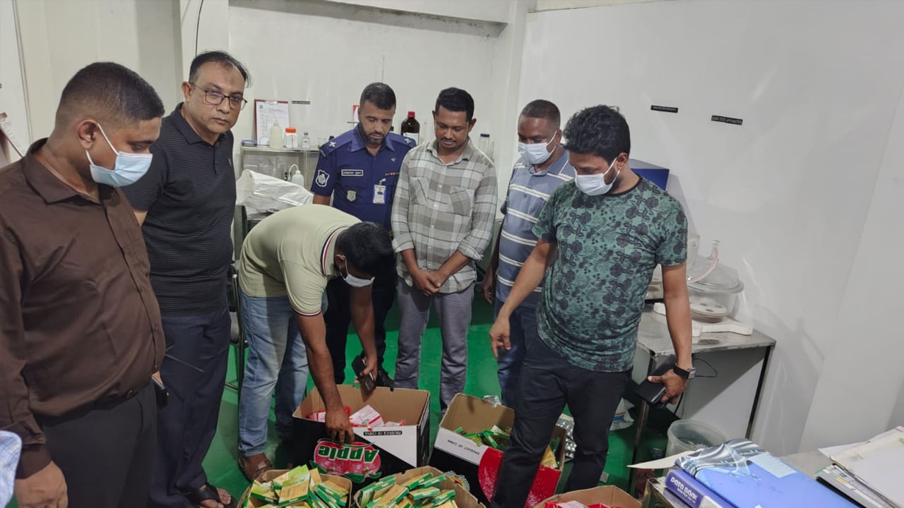 কুমিল্লা বিসিকে অনুমোদনহীন কারখানা থেকে ওষুধ জব্দ
