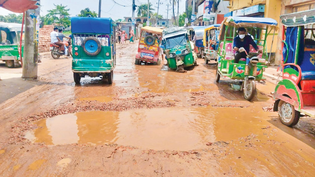 কুমিল্লায় প্রবেশপথের সড়ক যেন মরণফাঁদ