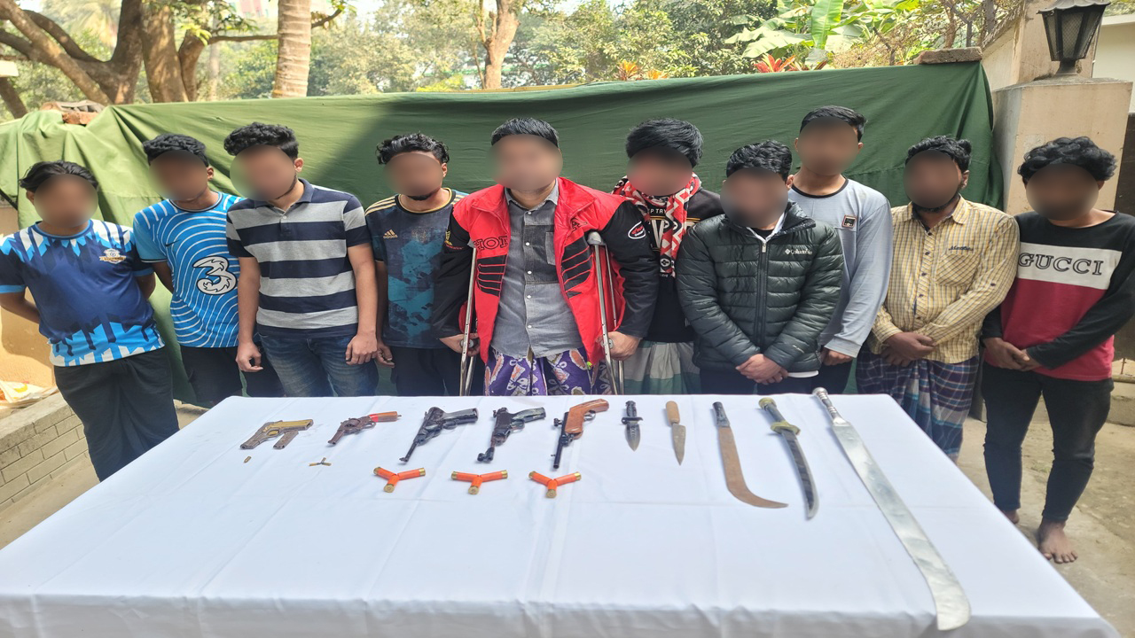 কুমিল্লায় সেনা অভিযানে ৫ অস্ত্রসহ আটক ১০