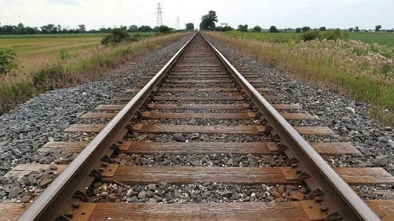 চট্টগ্রামের সঙ্গে রেল যোগাযোগ বন্ধ, উদ্ধারকারী রিলিফ ট্রেন পৌঁছেছে