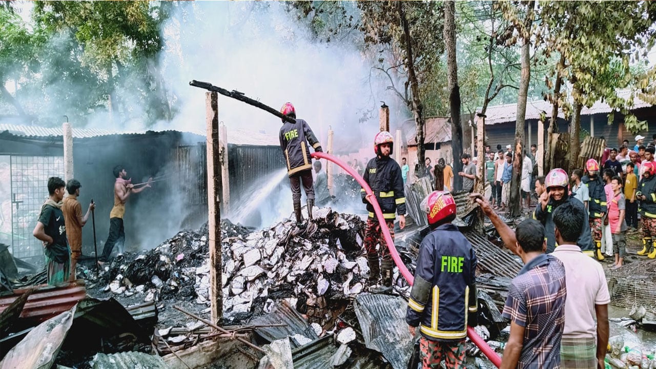 অকটেন ভাগাভাগির সময় বিড়ির আগুনে প্লাস্টিক ফ্যাক্টরি পুড়ে ছাই