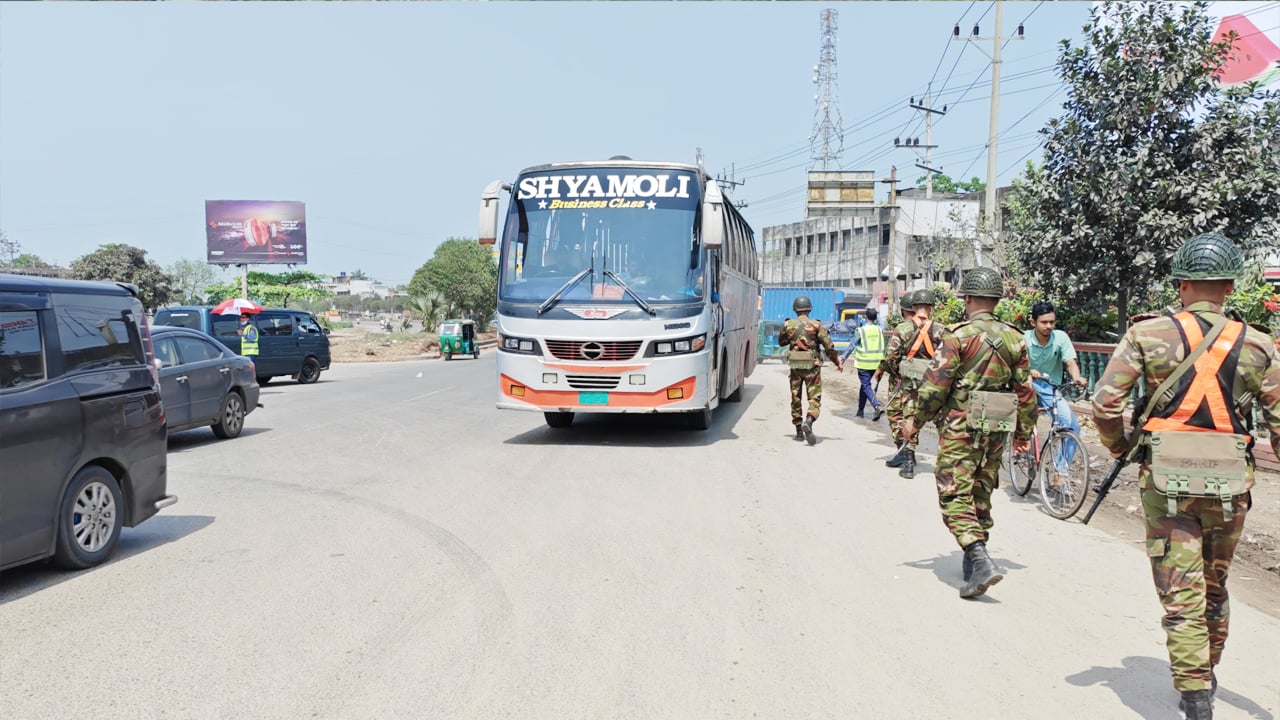 ঢাকা-চট্টগ্রাম মহাসড়কে যানজট নিয়ন্ত্রণে সেনাবাহিনী, স্বস্তিতে ফিরছে যাত্রীরা