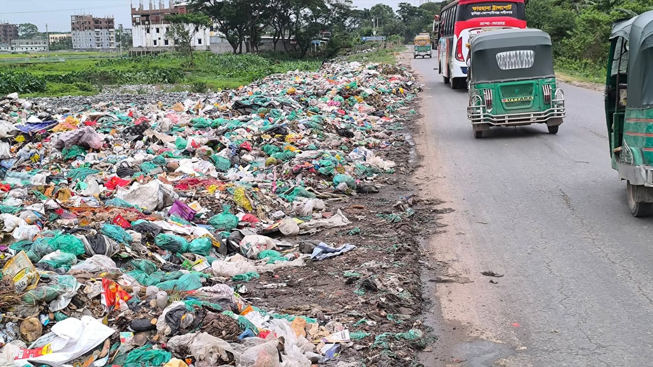 দেবিদ্বারে মহাসড়কের পাশে ময়লার ভাগাড়