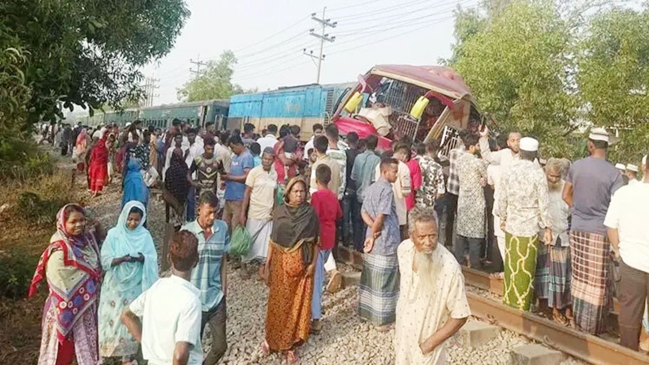 কুমিল্লায় ট্রেন দুর্ঘটনায় রেলক্রসিংয়ের দুই গেটম্যান বরখাস্ত