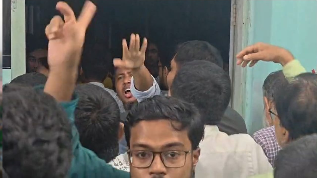 কুমিল্লা পলিটেকনিকে ছাত্রদল-ছাত্রশিবিরের সংঘর্ষ 
আহত ১০