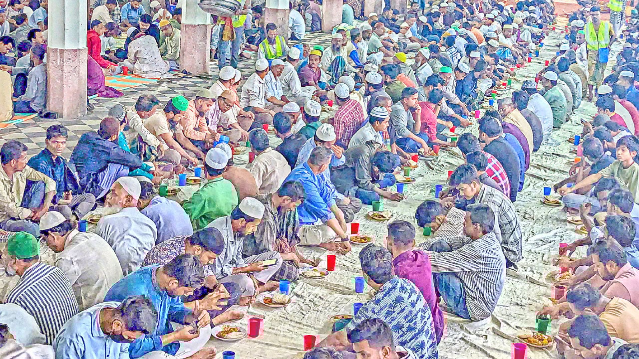২৬ বছরের ঐতিহ্য আন্দরকিল্লা শাহী মসজিদে গণইফতার