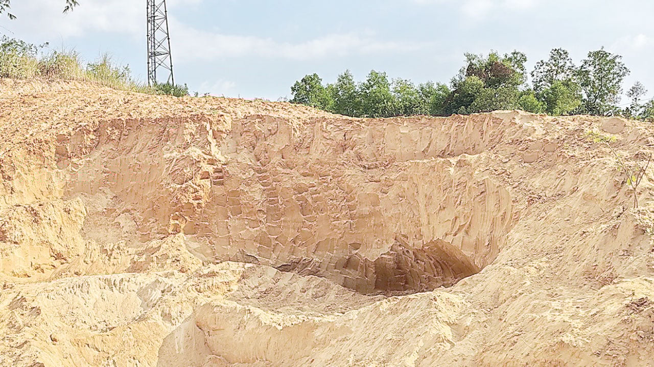 ঘুমন্ত প্রশাসনের সুযোগে লালমাই পাহাড় লুট, আতঙ্কে স্থানীয়রা